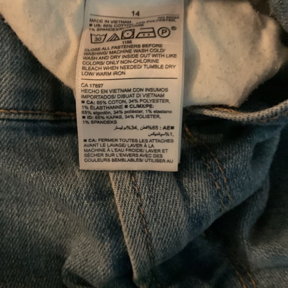 Light weight Old Navy Curve skinny,distressed jeans. - Picture 9 of 9